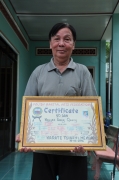 Võ sư Nguyễn Đăng Quang cùng tấm chứng chỉ 10Dan của Liên đoàn võ thuật và thể thao chiến đấu châu Á Ba Lan